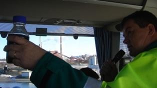 During a visit to the wastewater treatment plant, General Director Kari Pasanen from UPM showed what untreated industrial wastewaters are like before they have been mixed with the nutrient-rich wastewaters from the city.